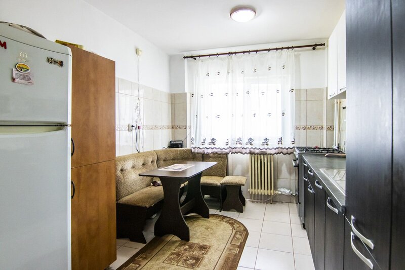 Lujerului, 2 camere, c-tie 1978, 270 metri metrou, bucatarie mare, geam baie